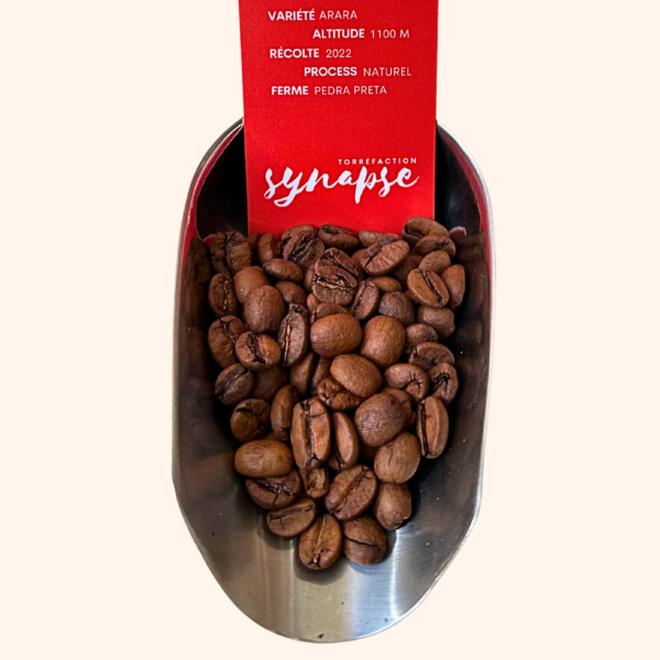 Grains du café du brésil torréfié et son étiquette informative