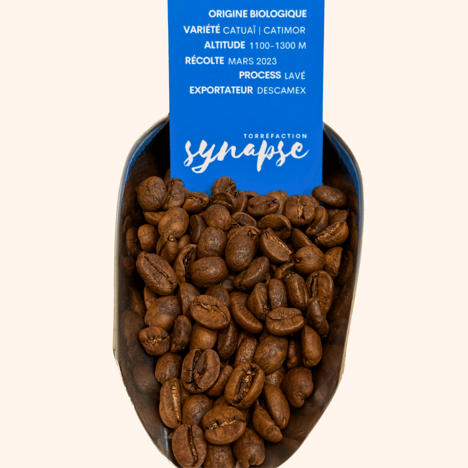 Grains du café décafféiné torréfié et son étiquette informative