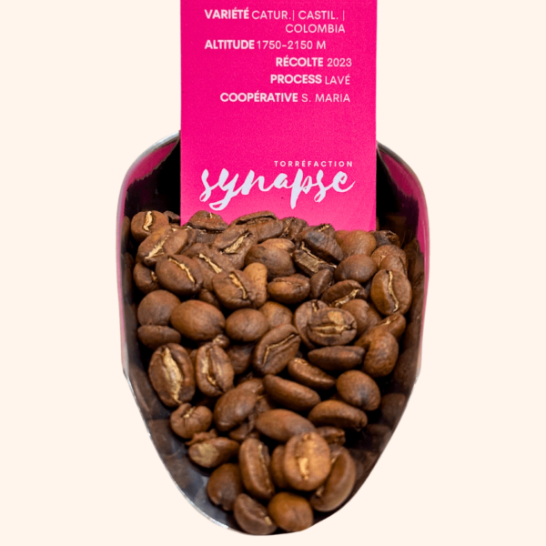 Grains du café de colombie torréfié et son étiquette informative