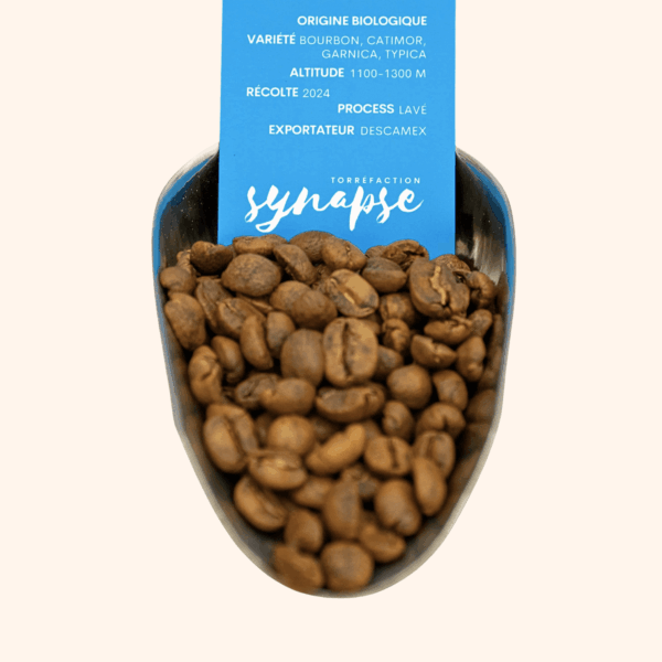 Grains du café décaféiné torréfié et son étiquette informative